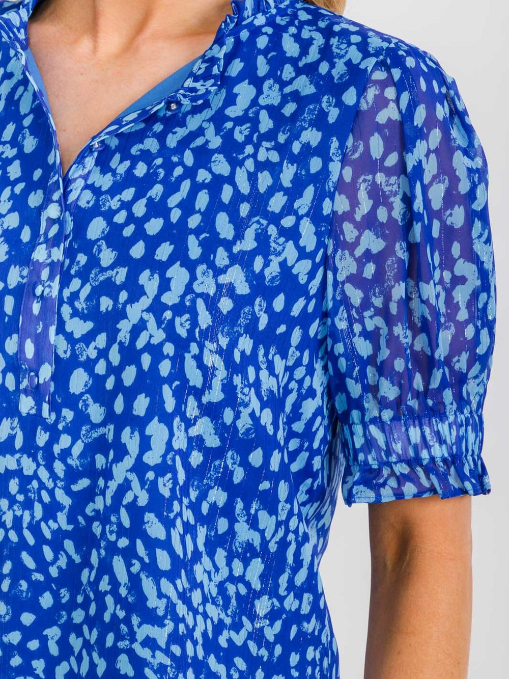 WOMEN'S SHORT PUFF SLEEVE V-NECK BUTTON UP PRINT BLOUSE