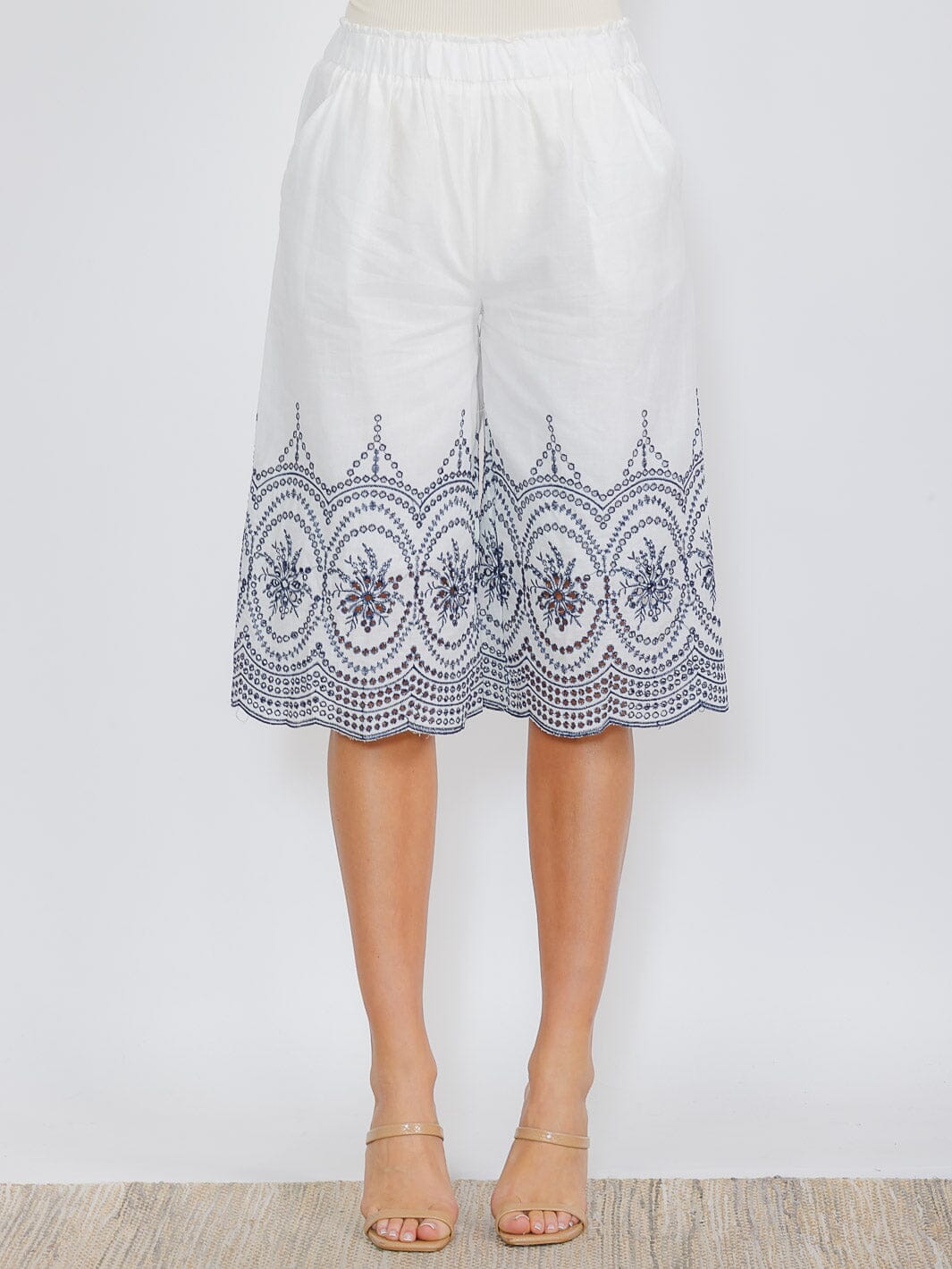 WOMEN'S ELASTIC WAIST FRONT POCKETS EMBROIDERY BERMUDA SHORTS