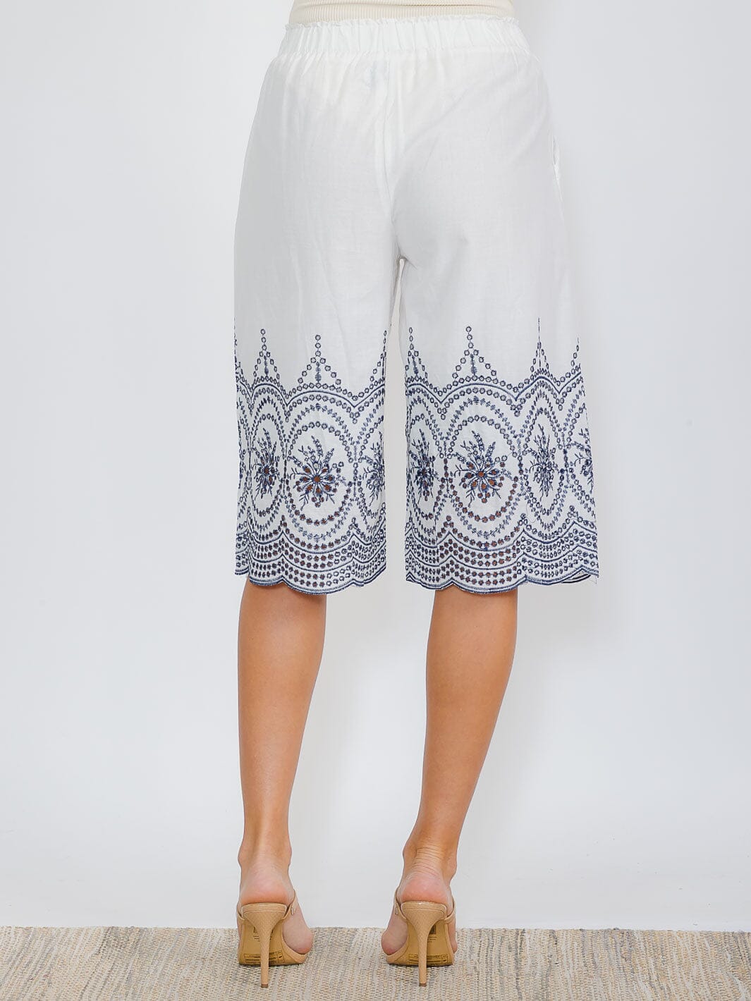 WOMEN'S ELASTIC WAIST FRONT POCKETS EMBROIDERY BERMUDA SHORTS