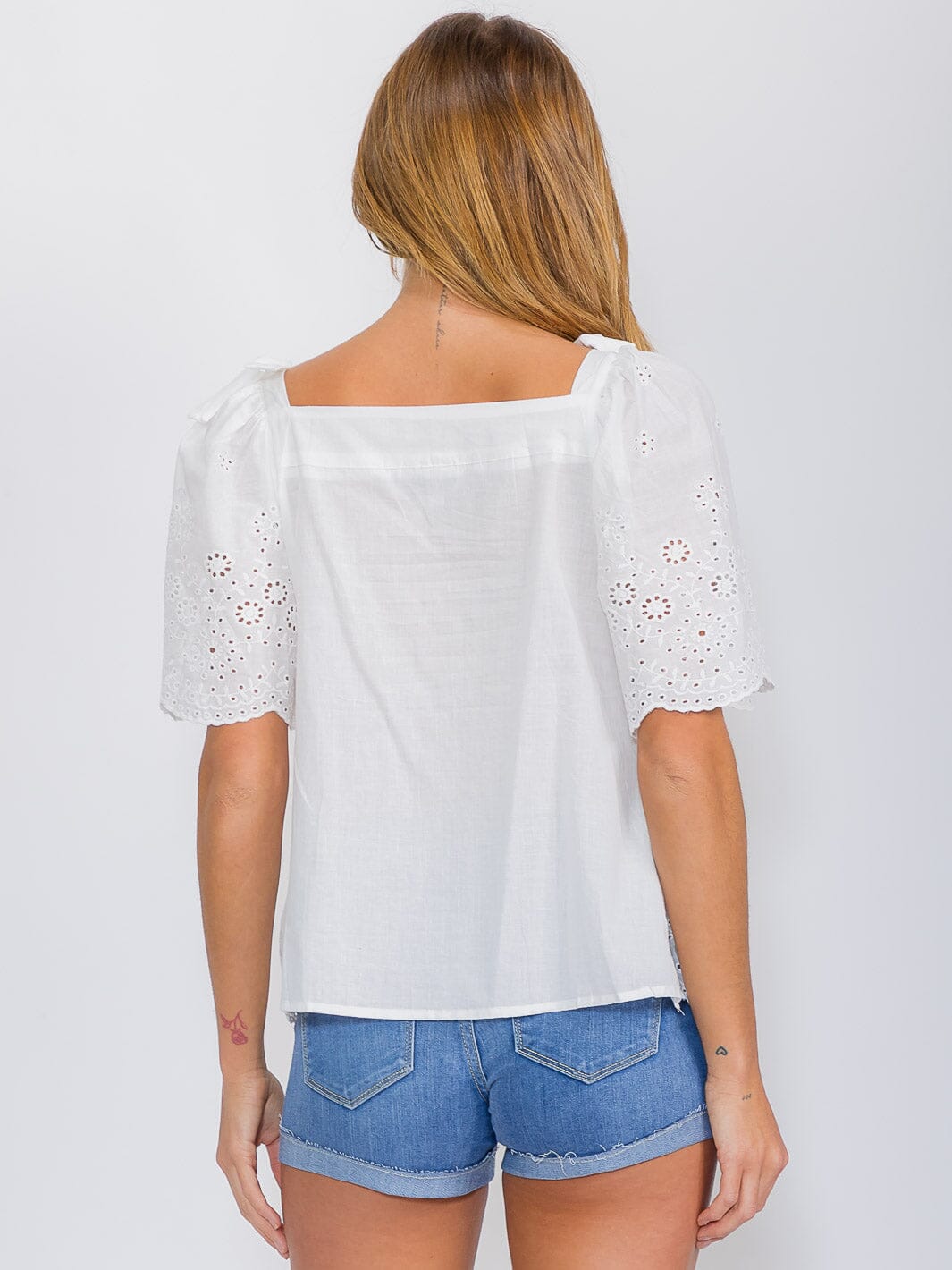 WOMEN'S SHORT RUFFLE SLEEVE TIERED EYELET DETAILED BLOUSE