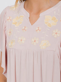 WOMEN'S SHORT RUFFLE SLEEVE V-NECK FLOWER EMBROIDERY DETAILED BLOUSE