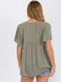 WOMEN'S SHORT RUFFLE SLEEVE V-NECK FLOWER EMBROIDERY DETAILED BLOUSE