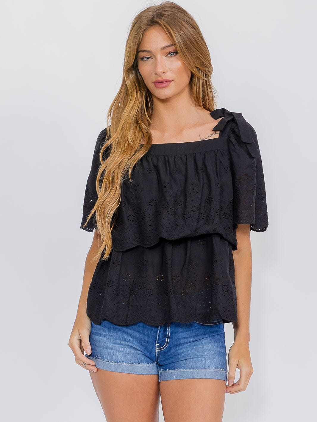 WOMEN'S SHORT RUFFLE SLEEVE TIERED EYELET DETAILED BLOUSE