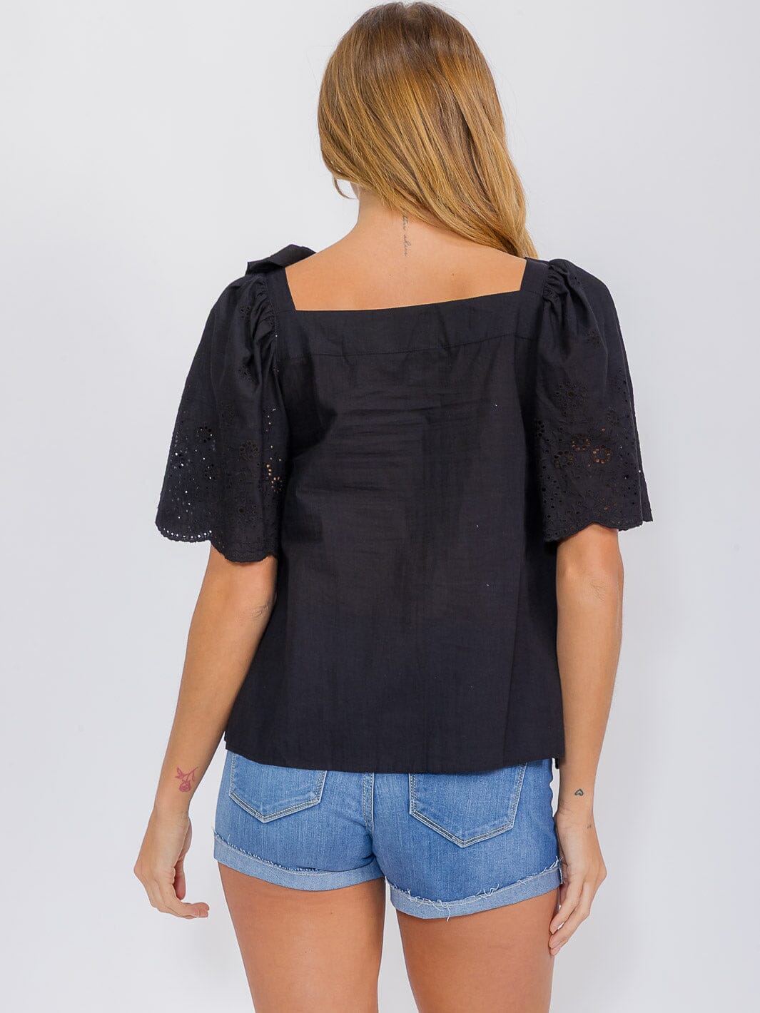WOMEN'S SHORT RUFFLE SLEEVE TIERED EYELET DETAILED BLOUSE