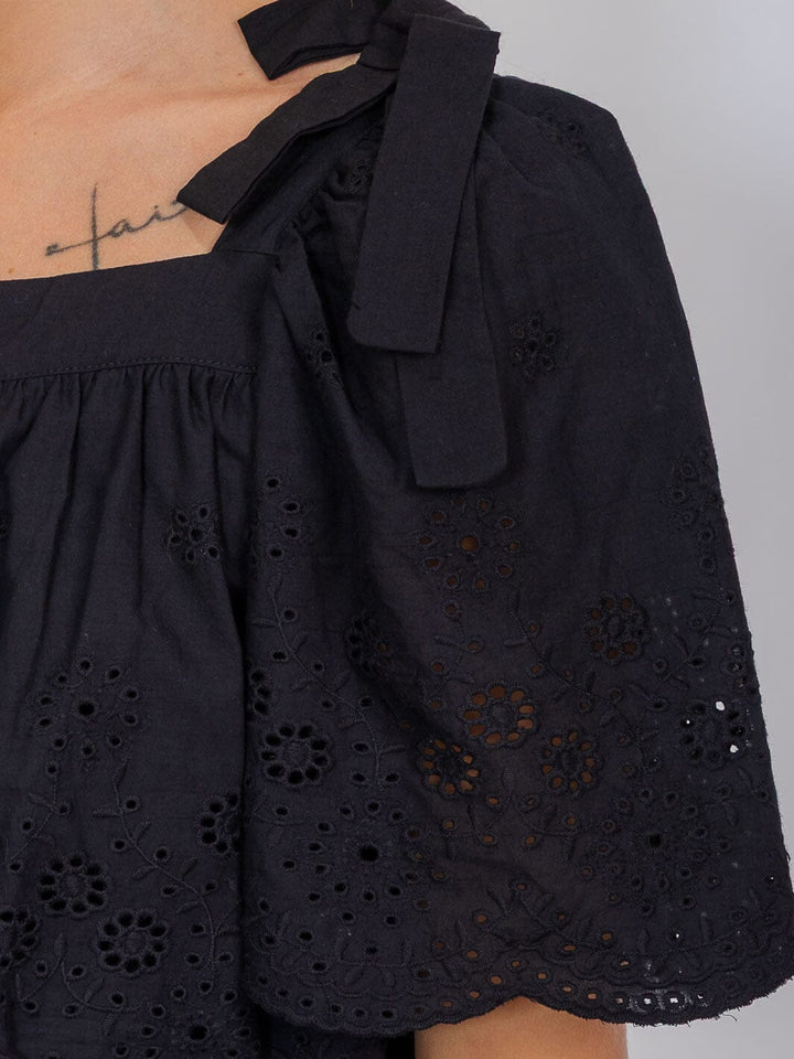 WOMEN'S SHORT RUFFLE SLEEVE TIERED EYELET DETAILED BLOUSE