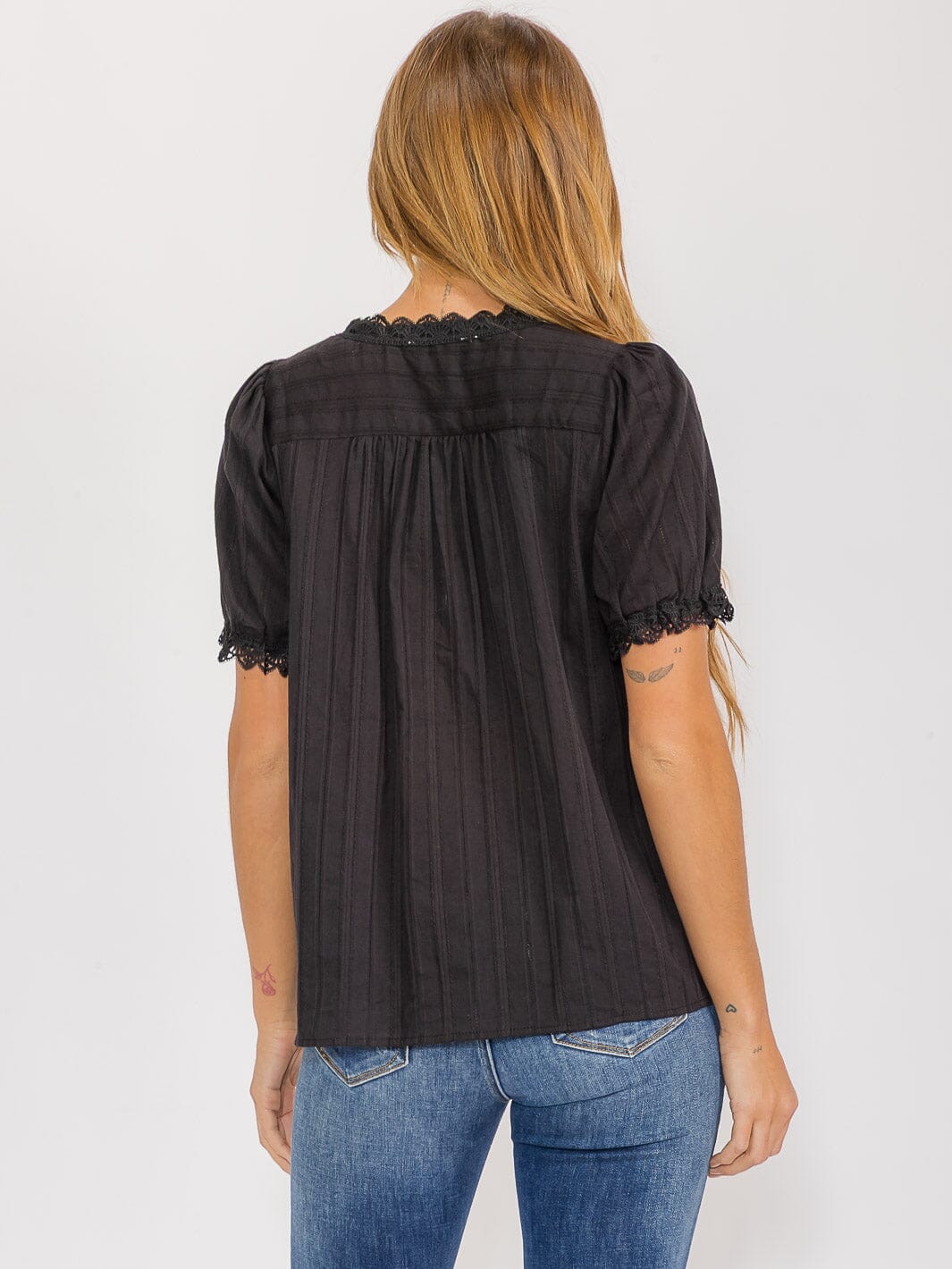 WOMEN'S SHORT SLEEVE V-NECK BUTTON UP TRIM DETAILED BLOUSE