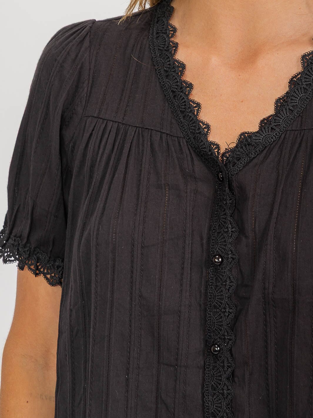 WOMEN'S SHORT SLEEVE V-NECK BUTTON UP TRIM DETAILED BLOUSE