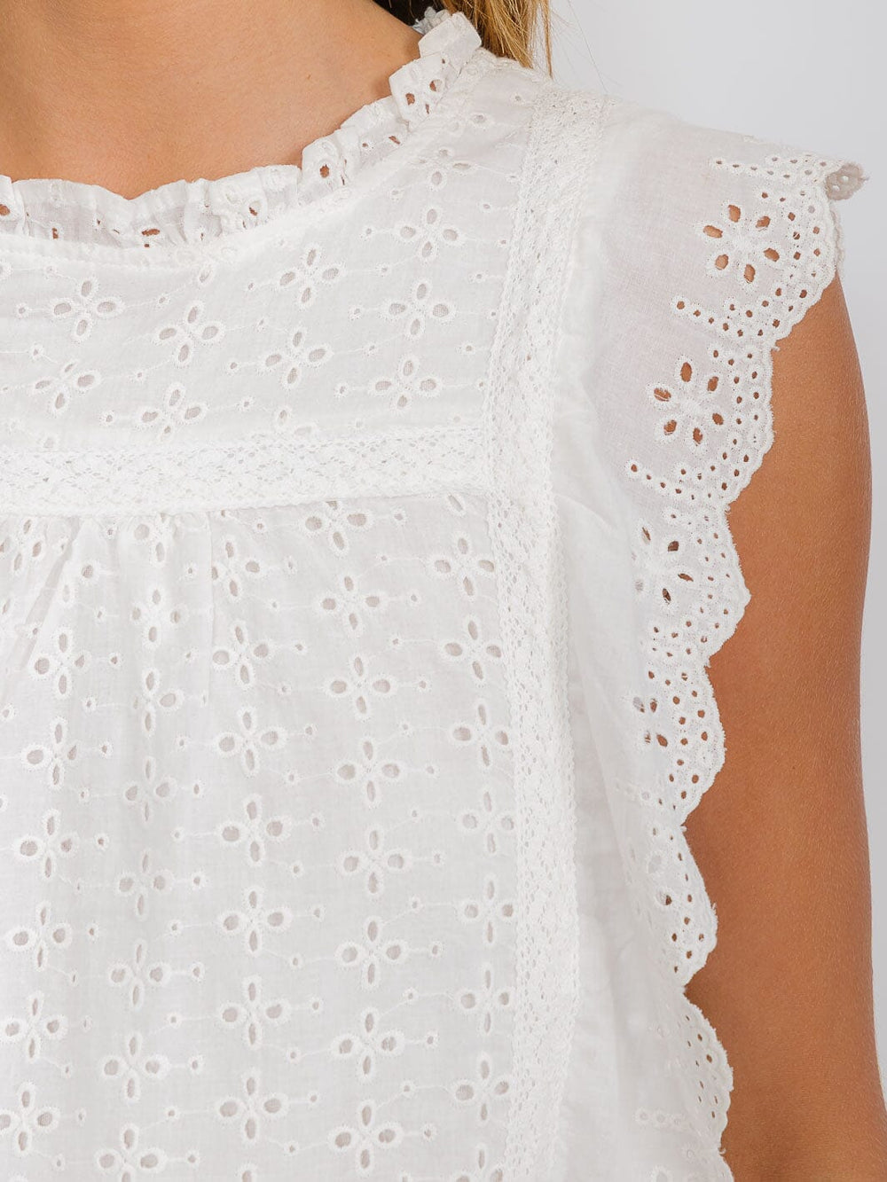 WOMEN'S RUFFLE SLEEVE EYELET DETAILED BLOUSE