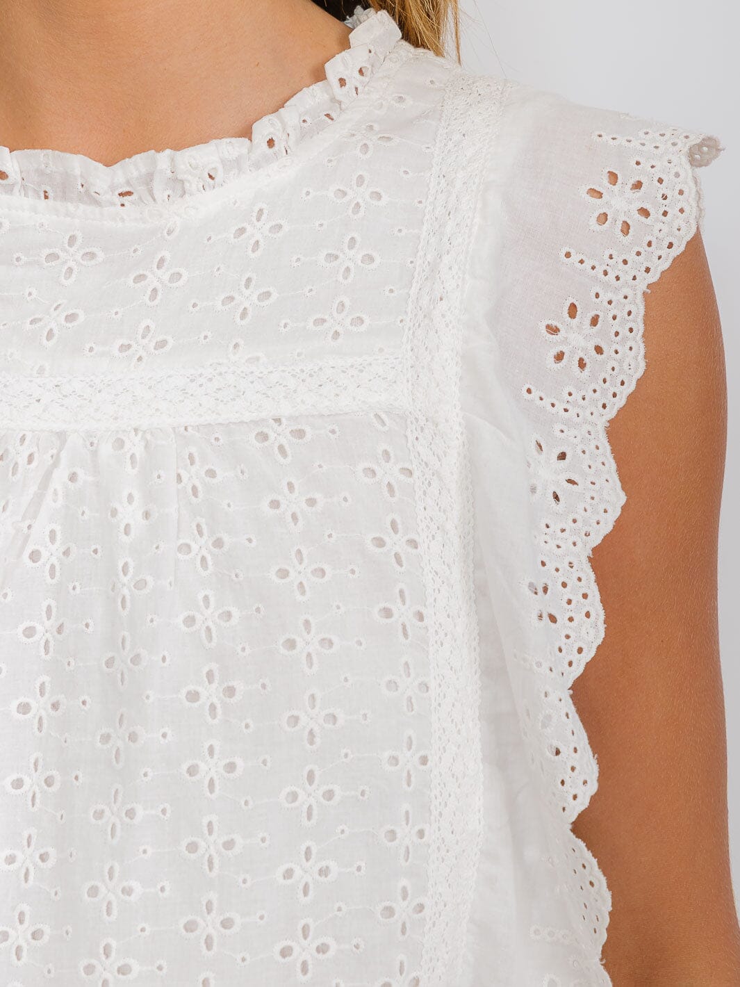 WOMEN'S RUFFLE SLEEVE EYELET DETAILED BLOUSE