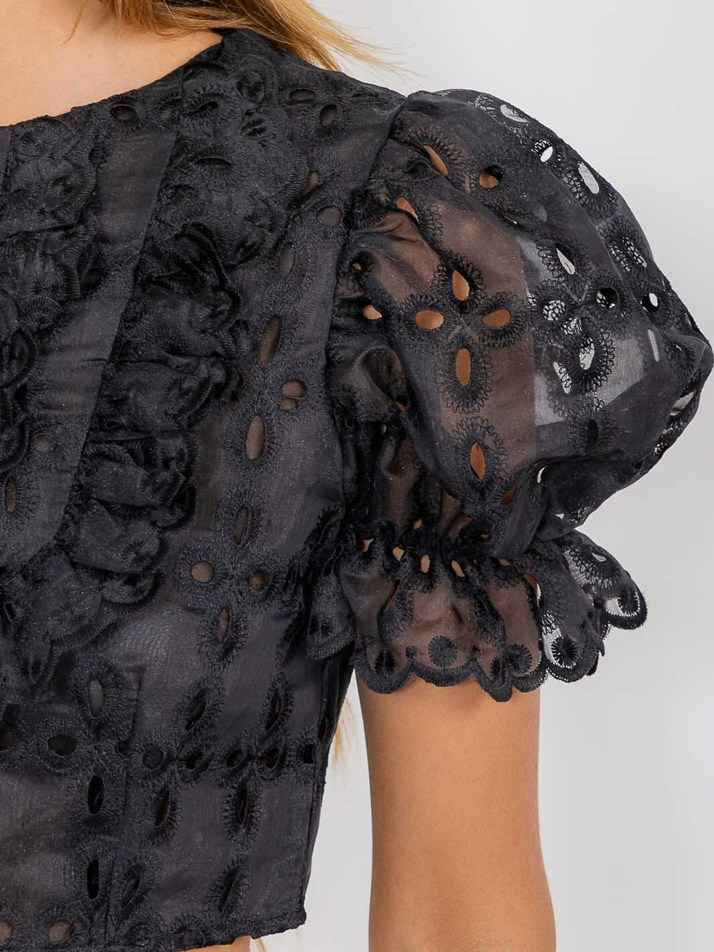 WOMEN'S SHORT PUFF SLEEVE EYELET DETAILED CROP TOP