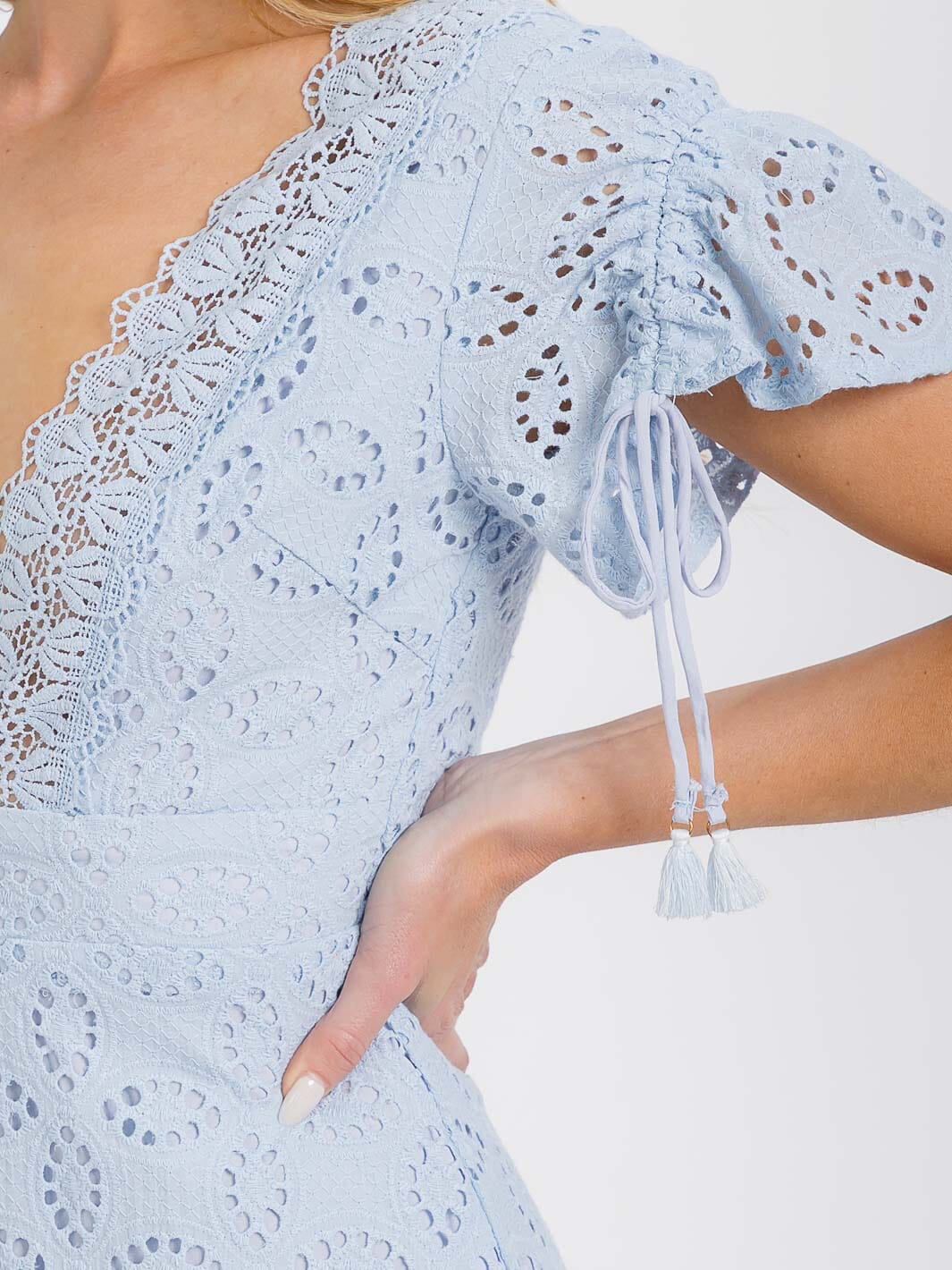 WOMEN'S SHORT SLEEVE V-NECK EYELET TRIM DETAILED MINI DRESS