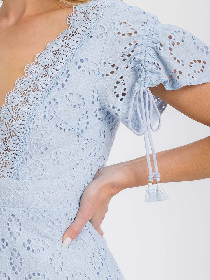 WOMEN'S SHORT SLEEVE V-NECK EYELET TRIM DETAILED MINI DRESS