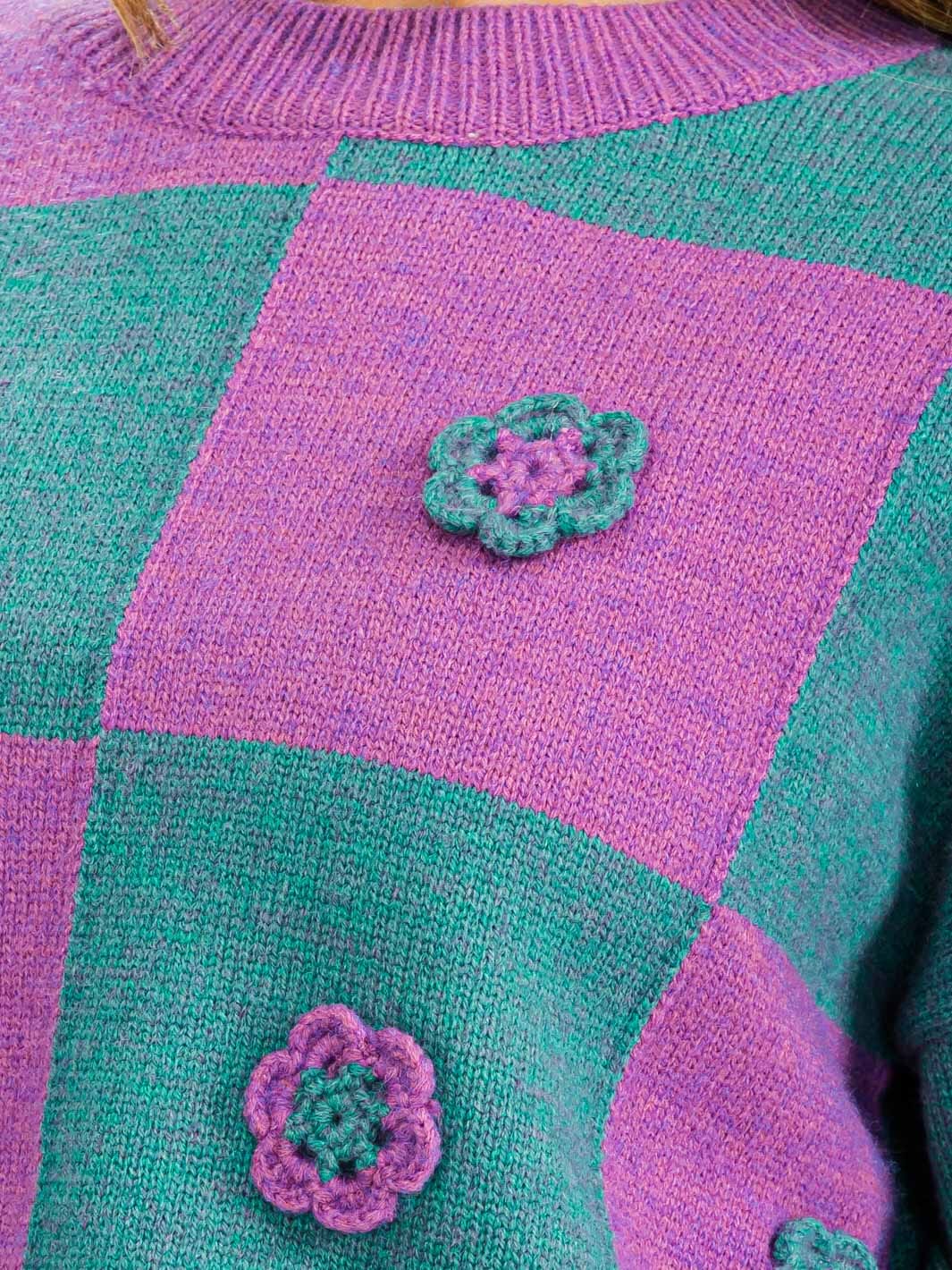 WOMEN'S LONG SLEEVE FLOWER DETAILED COLORBLOCK CHECKERS PULLOVER SWEATER