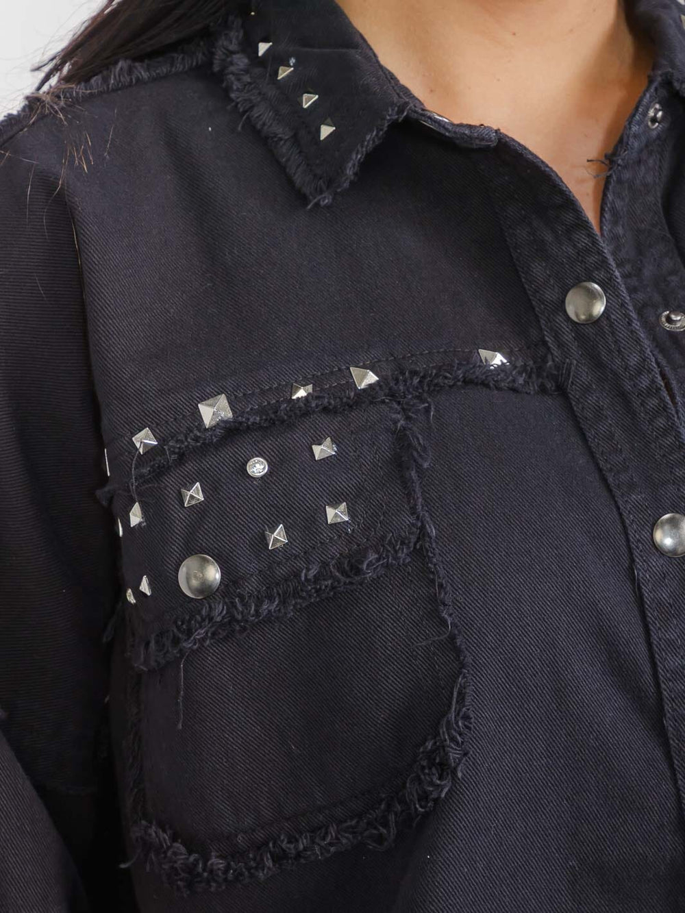WOMEN'S LONG SLEEVE BUTTON CLOSURE STUDS DETAILED DENIM JACKET