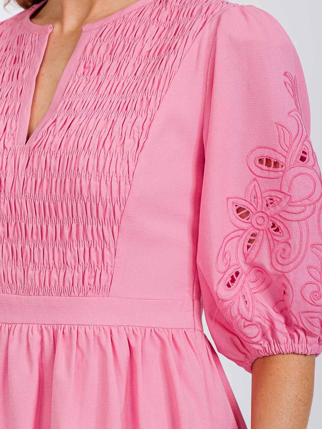 WOMEN'S SHORT PUFF SLEEVE V-NECK SMOCK TIERED FIT & FLARE MINI DRESS