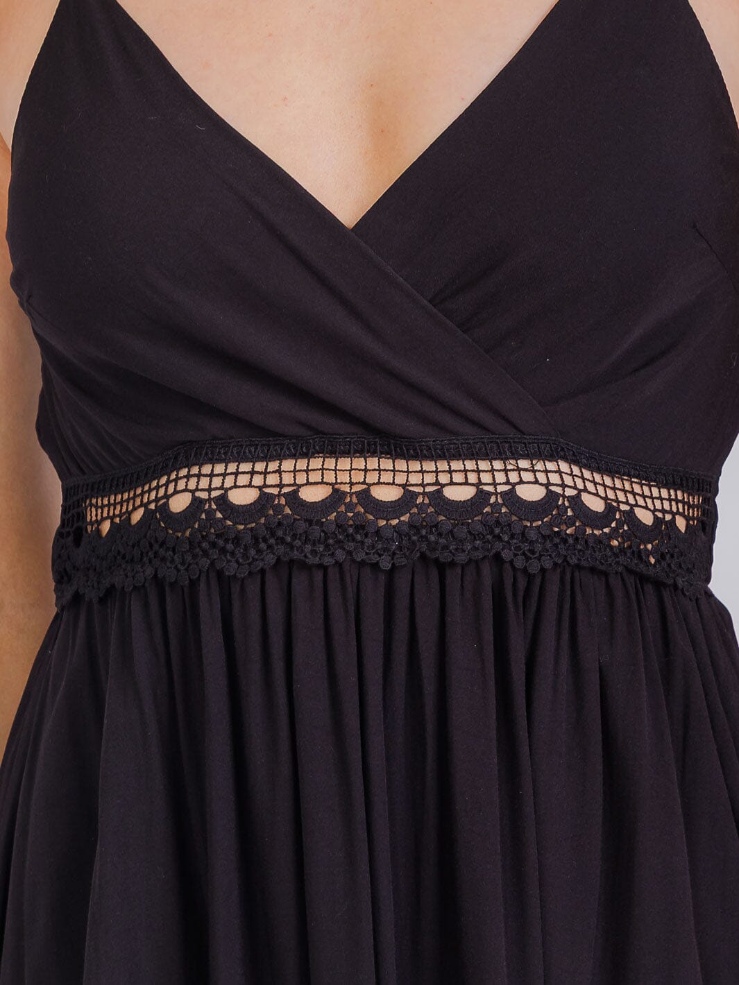 WOMEN'S SLEEVELESS V-NECK HIGH-LOW RUFFLE TRIM MAXI DRESS