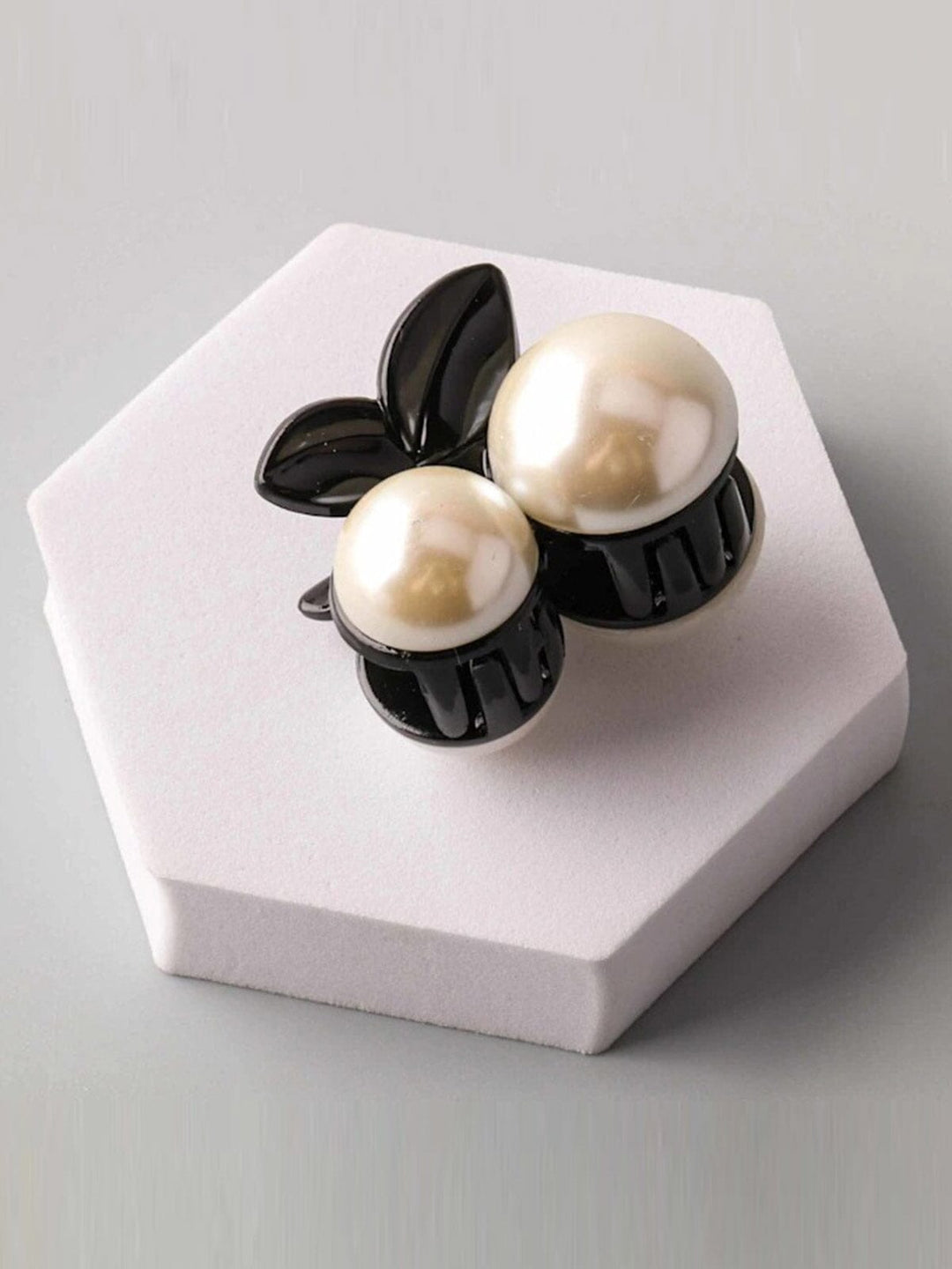 FASHION WHITE PEARL CLAW HAIR CLIPS