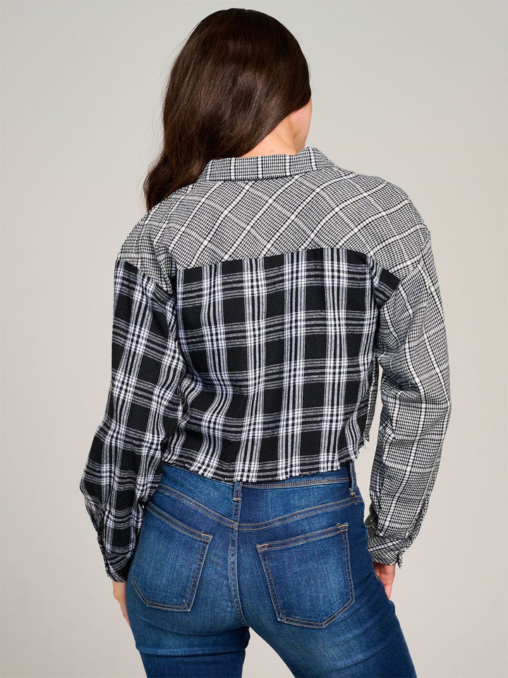 WOMEN'S LONG SLEEVE FRONT POCKET BUTTON UP PLAID SHIRT
