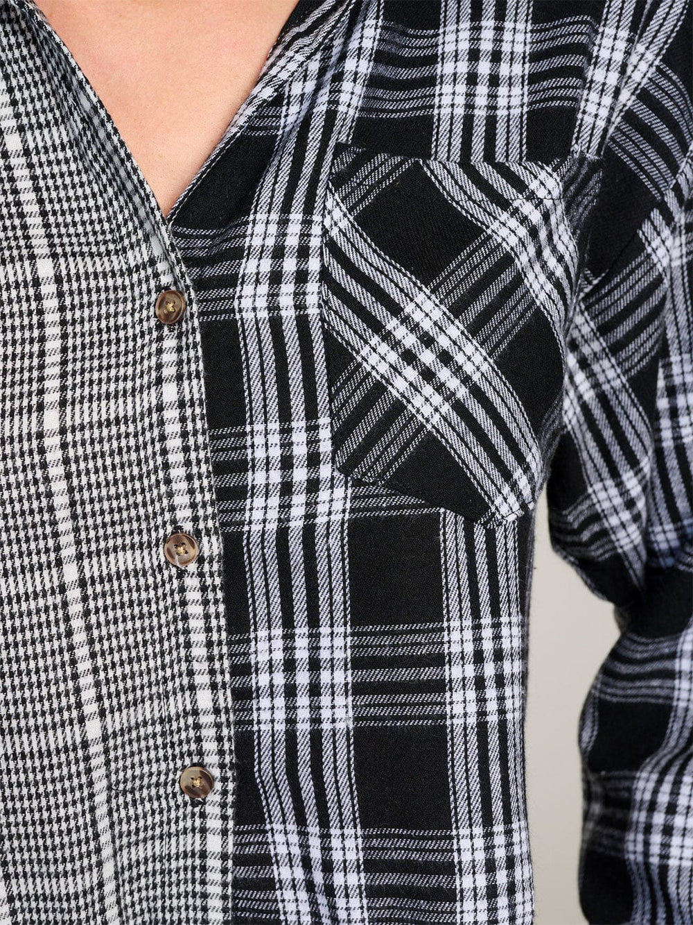 WOMEN'S LONG SLEEVE FRONT POCKET BUTTON UP PLAID SHIRT