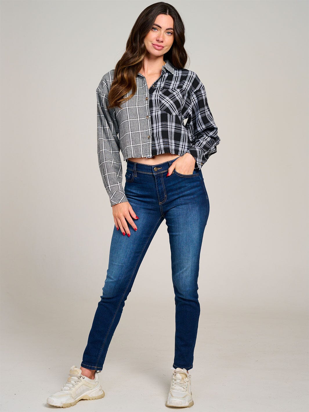 WOMEN'S LONG SLEEVE FRONT POCKET BUTTON UP PLAID SHIRT