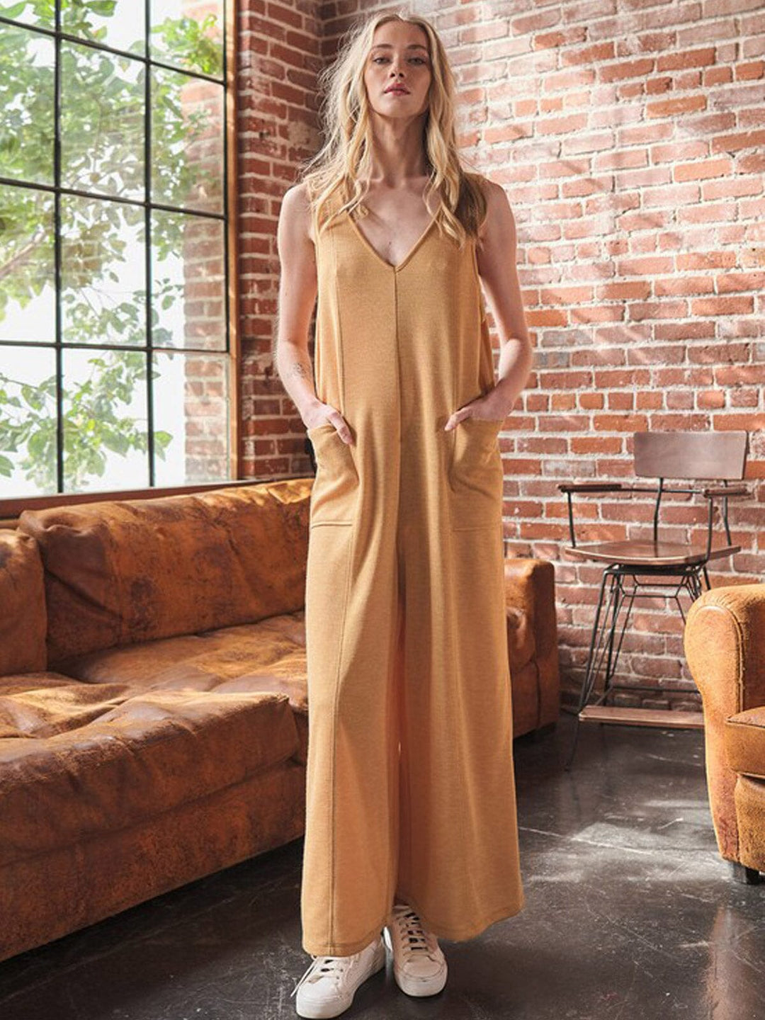 WOMEN'S SLEEVELESS V-NECK FRONT POCKETS WIDE LEG JUMPSUIT