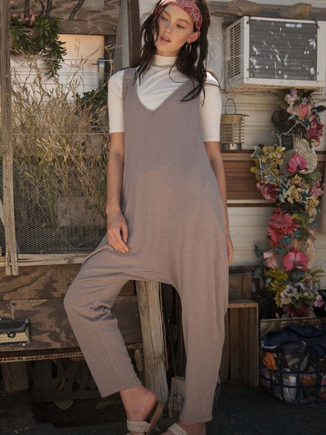 WOMEN'S SLEEVELESS FRONT V-NECK POCKET STRAIGHT LEG RIBBED JUMPSUIT