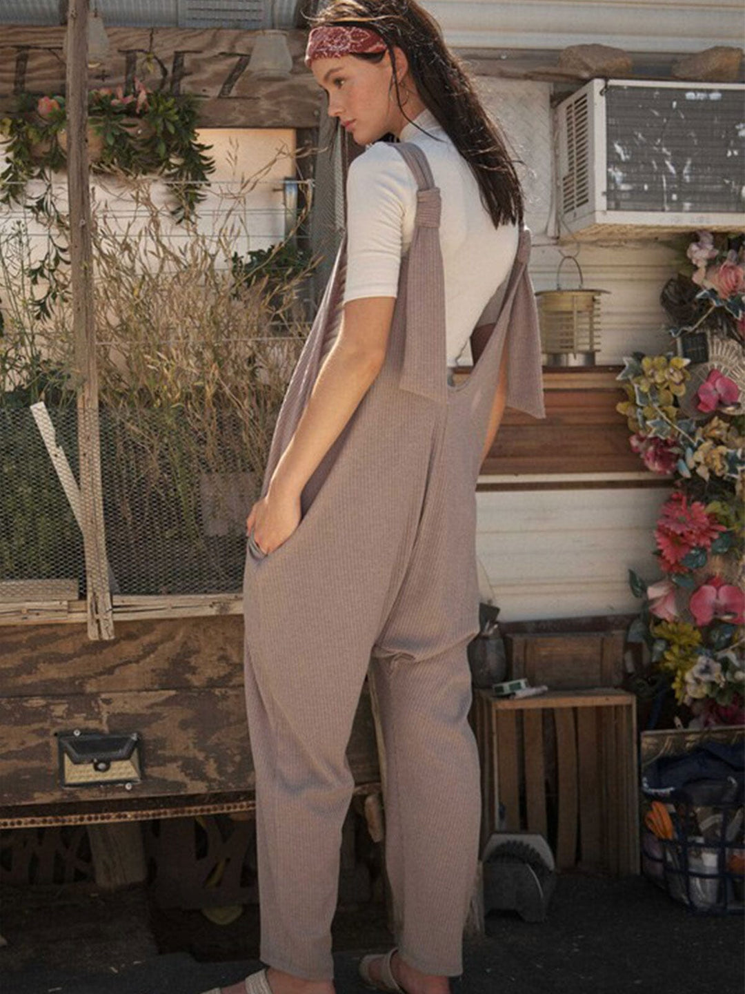 WOMEN'S SLEEVELESS FRONT V-NECK POCKET STRAIGHT LEG RIBBED JUMPSUIT