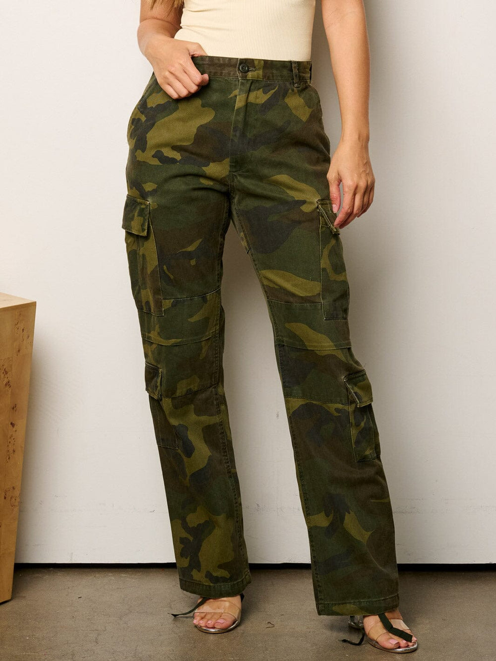 WOMEN'S BUTTON CLOSURE CARGO POCKETS CAMO PRINT PANTS