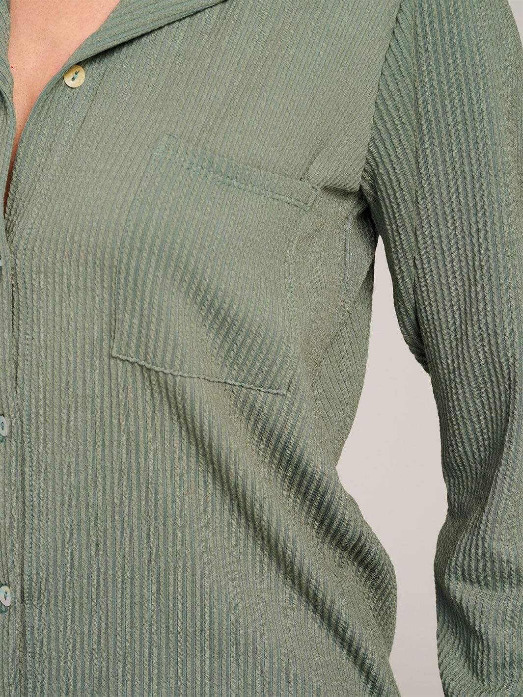 WOMEN'S LONG SLEEVE BUTTON CLOSURE FRONT POCKET RIBBED TOP