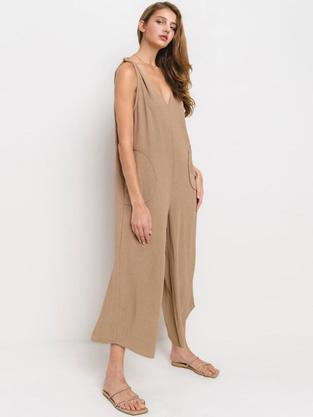 WOMEN'S SLEEVELESS V-NECK FRONT POCKET WIDE LEG JUMPSUIT