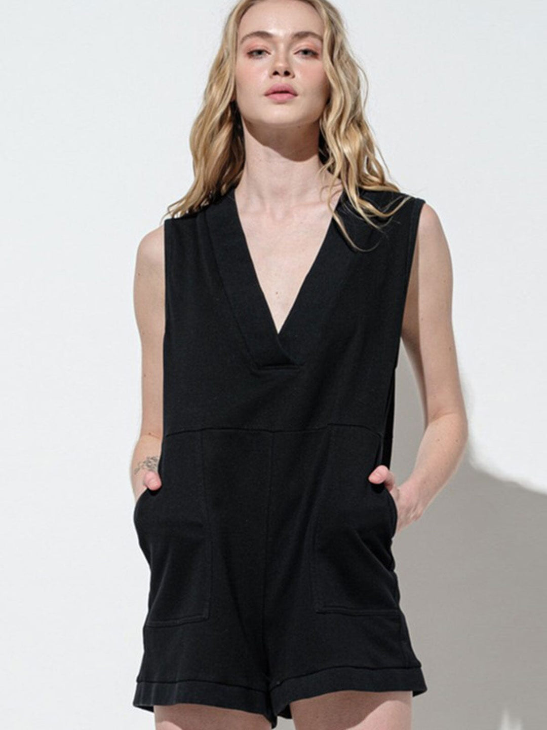 WOMEN'S SLEEVELESS V-NECK FRONT POCKET ROMPER