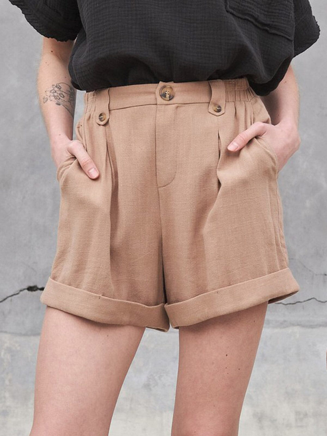 WOMEN'S BUTTON CLOSURE FRONT POCKETS MINI SHORT