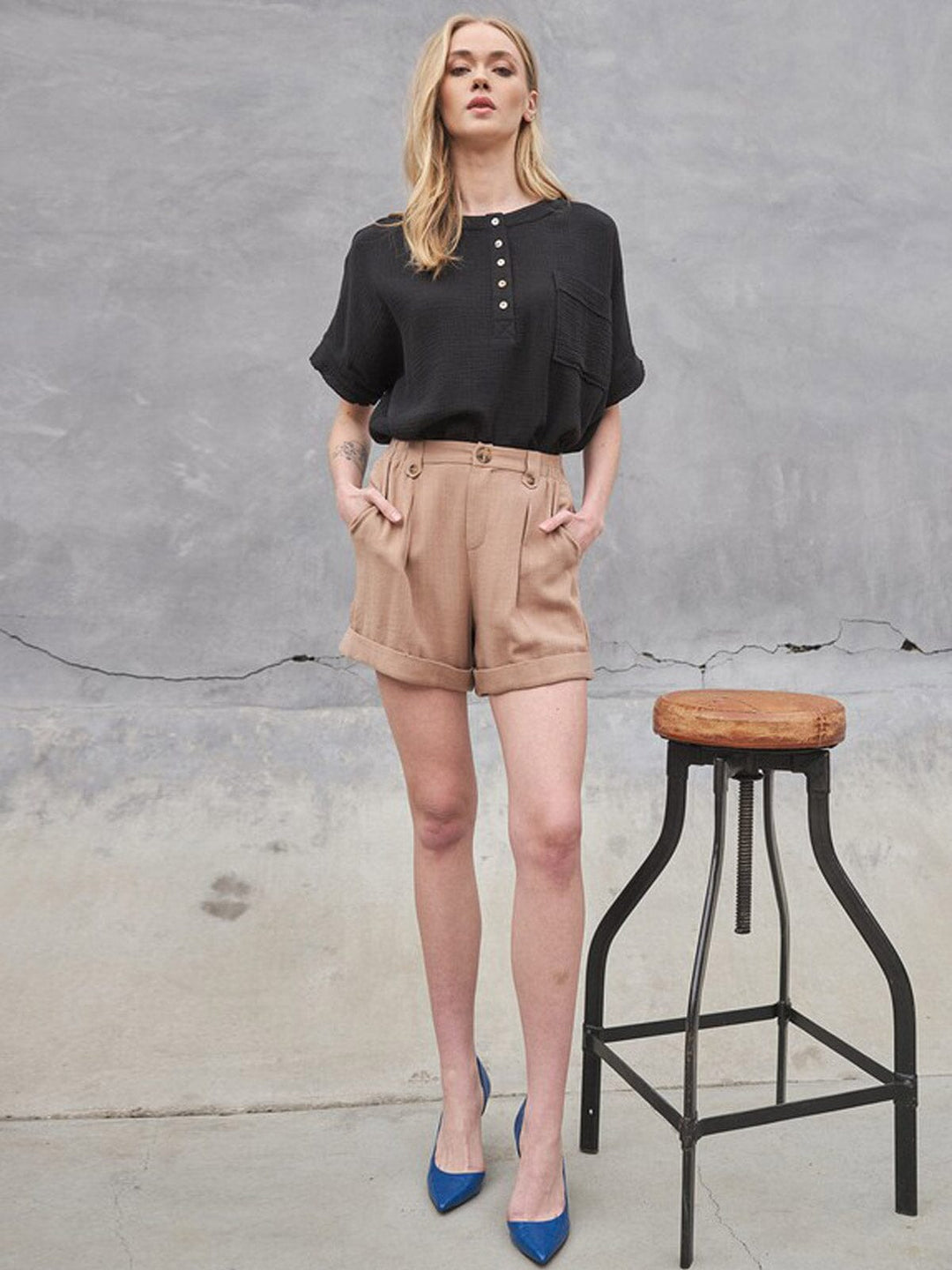 WOMEN'S BUTTON CLOSURE FRONT POCKETS MINI SHORT