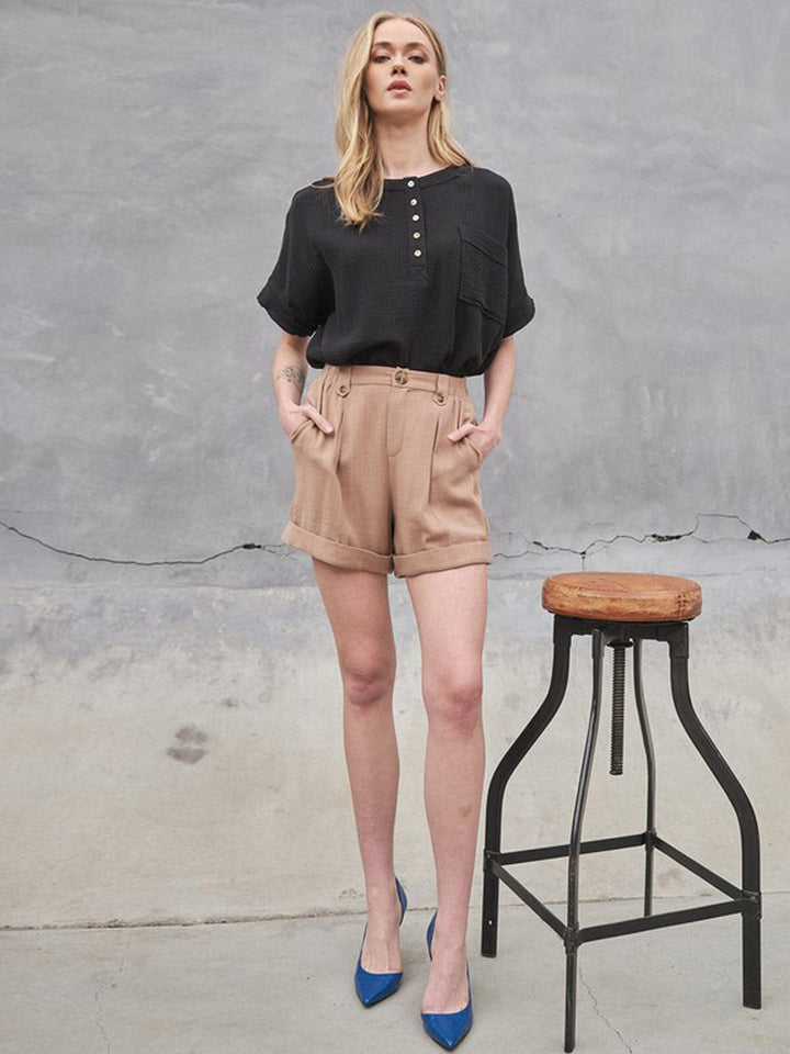 WOMEN'S BUTTON CLOSURE FRONT POCKETS MINI SHORT