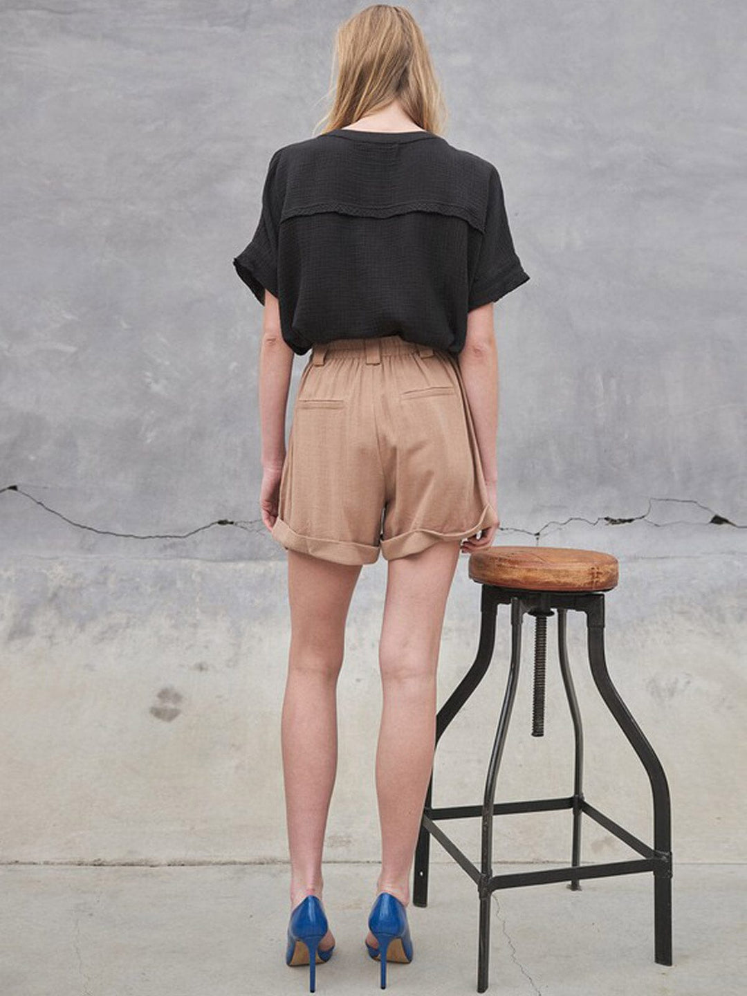 WOMEN'S BUTTON CLOSURE FRONT POCKETS MINI SHORT