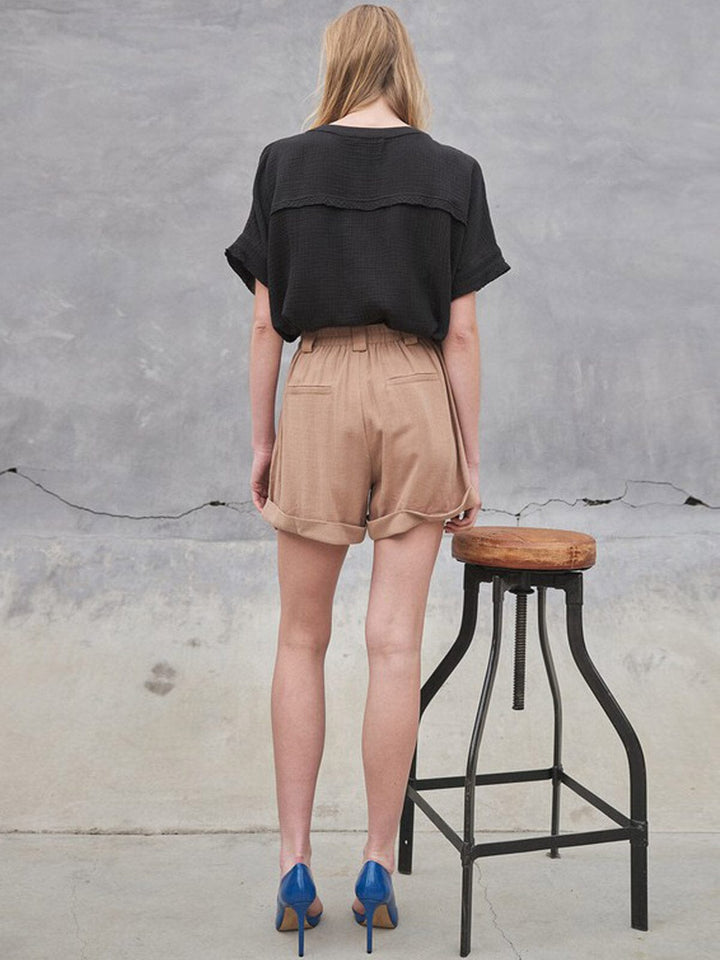 WOMEN'S BUTTON CLOSURE FRONT POCKETS MINI SHORT