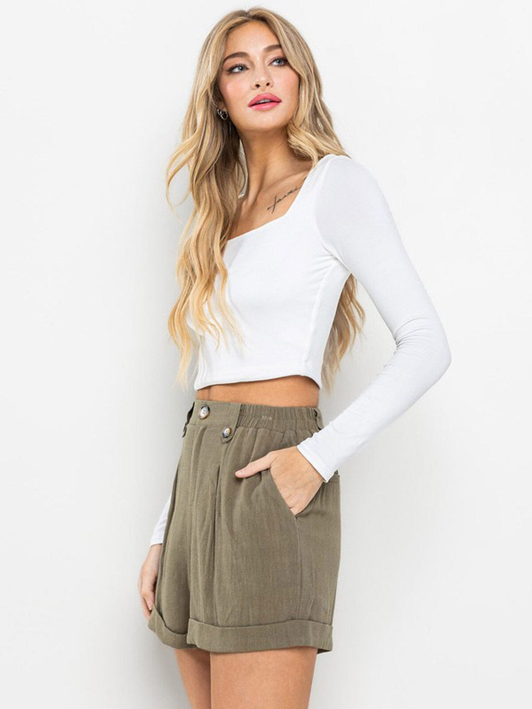 WOMEN'S BUTTON CLOSURE FRONT POCKETS MINI SHORT