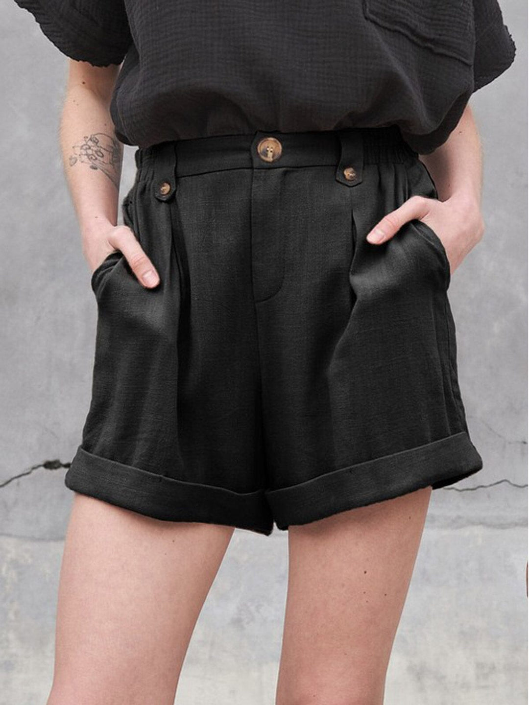 WOMEN'S BUTTON CLOSURE FRONT POCKETS MINI SHORT