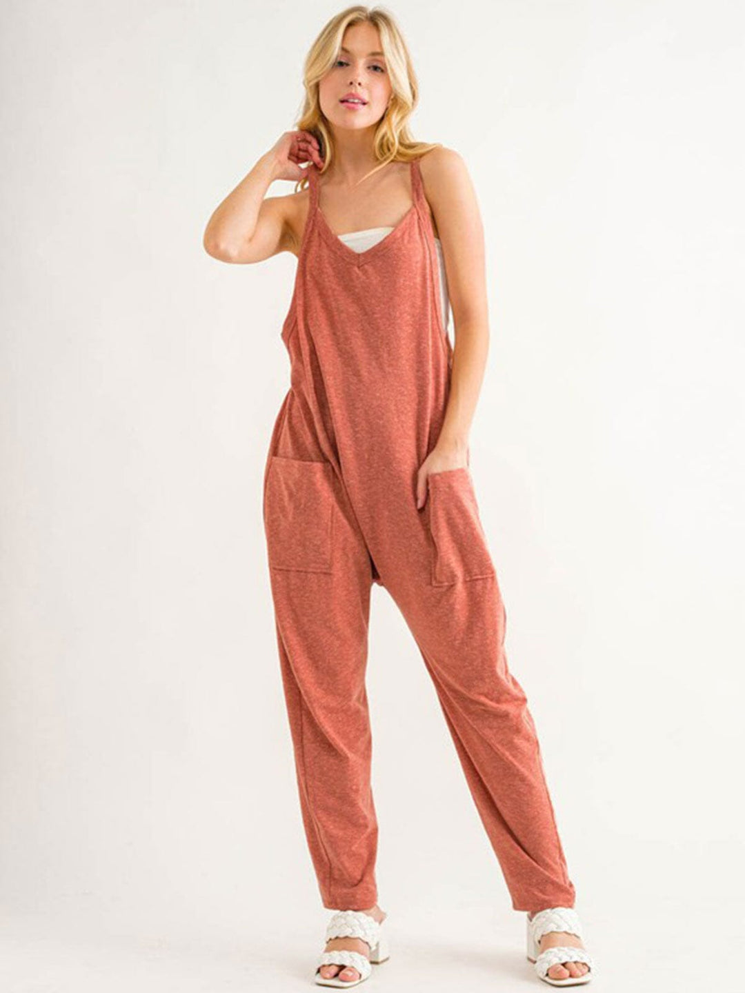 WOMEN'S SLEEVELESS FRONT POCKET V-NECK STRAIGHT LEG JUMPSUIT