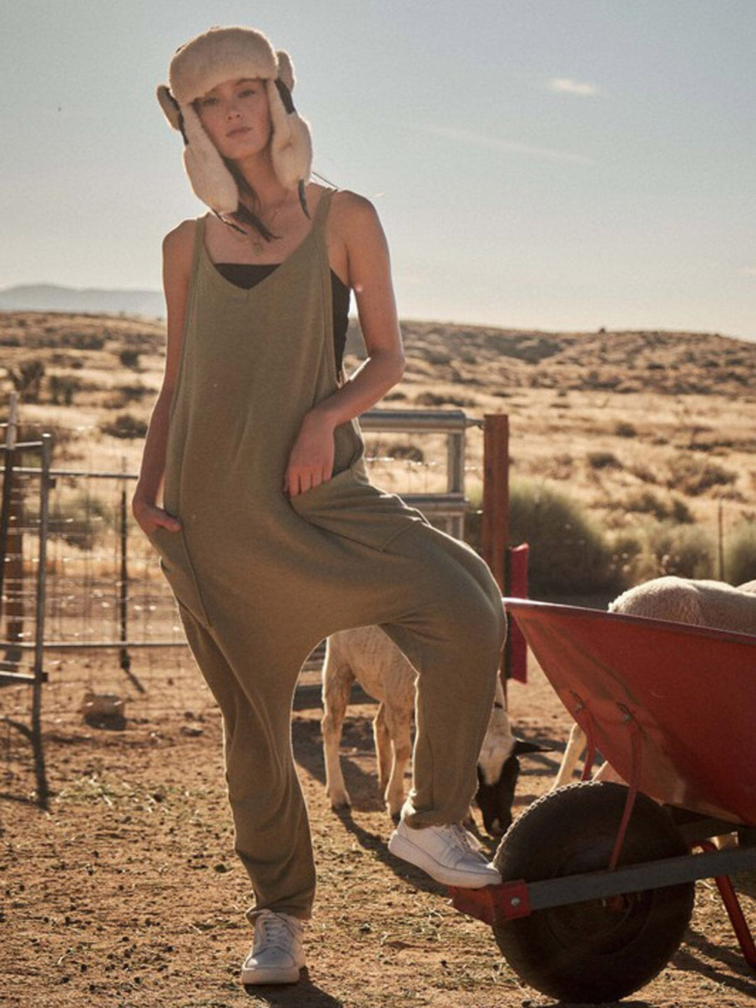 WOMEN'S SLEEVELESS V-NECK FRONT POCKETS JUMPSUIT