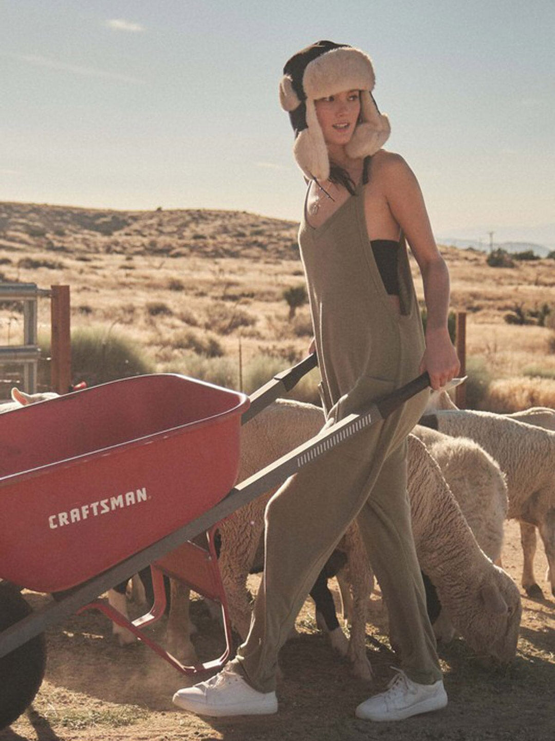 WOMEN'S SLEEVELESS V-NECK FRONT POCKETS JUMPSUIT