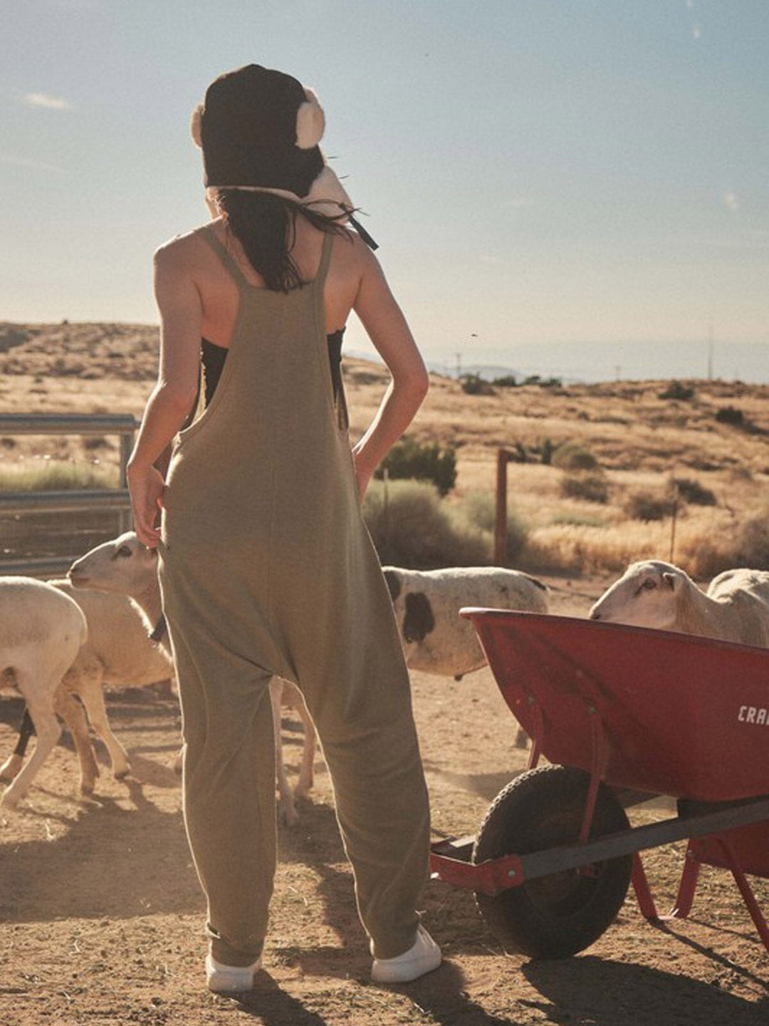 WOMEN'S SLEEVELESS V-NECK FRONT POCKETS JUMPSUIT