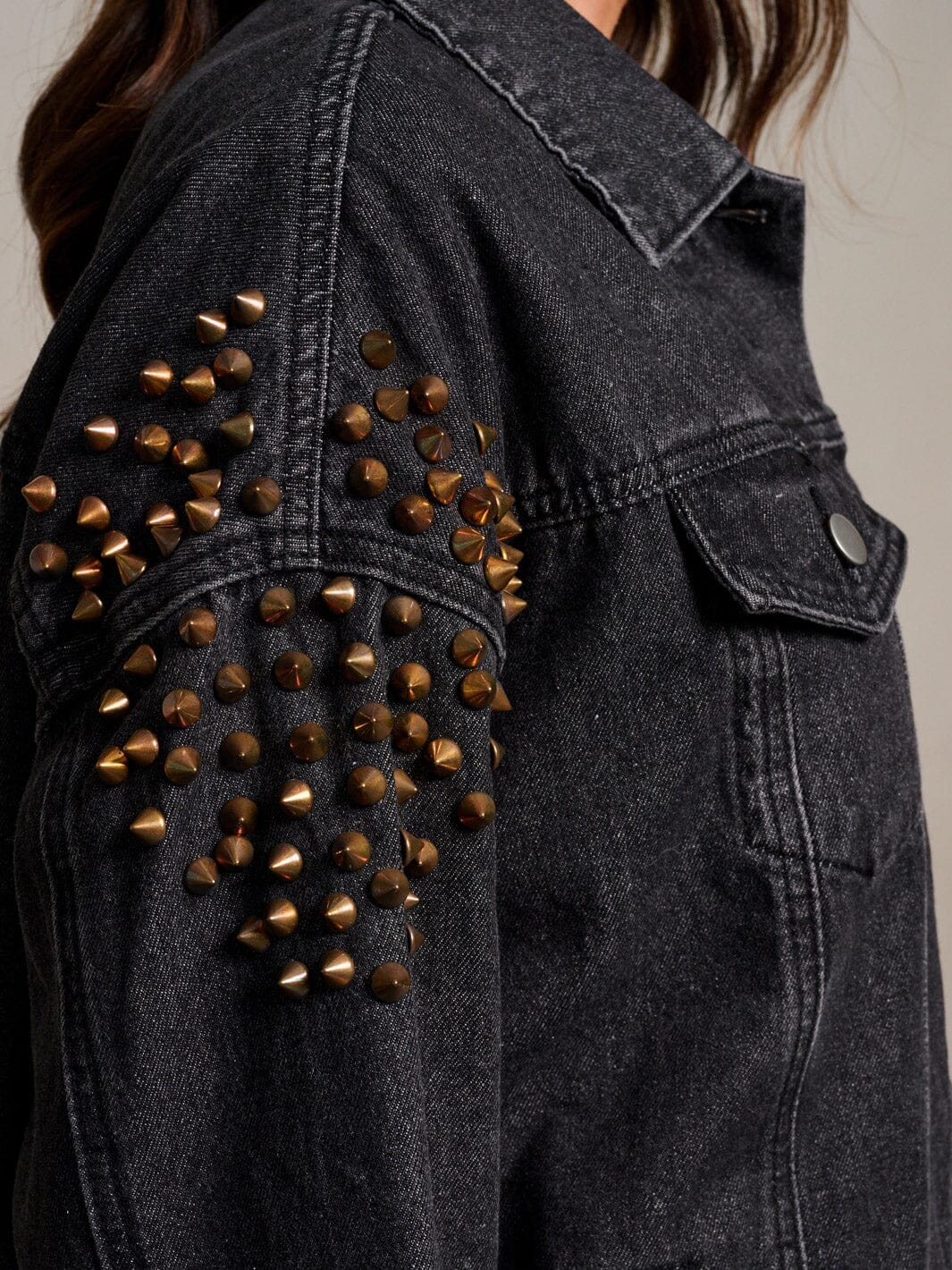 WOMEN'S LONG SLEEVE BUTTON CLOSURE POCKETS DETAILED DENIM JACKET