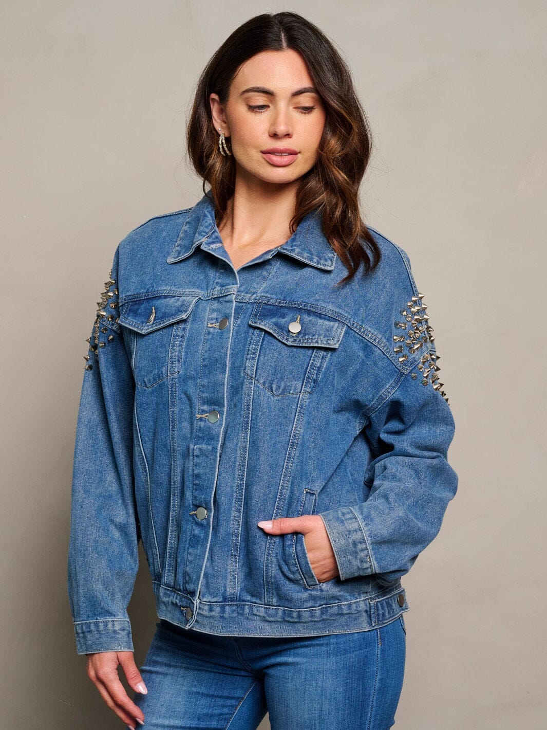WOMEN'S LONG SLEEVE BUTTON CLOSURE POCKETS DETAILED DENIM JACKET