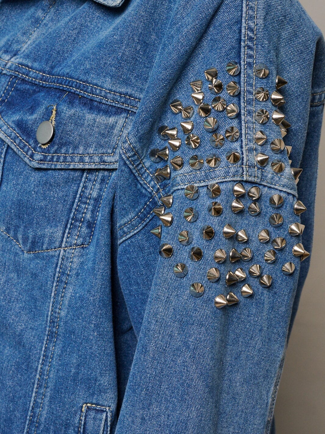 WOMEN'S LONG SLEEVE BUTTON CLOSURE POCKETS DETAILED DENIM JACKET