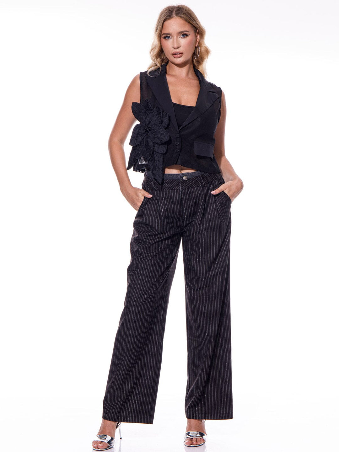 WOMEN'S SLEEVELESS BUTTON CLOSURE FRONT DETAILED MESH VEST