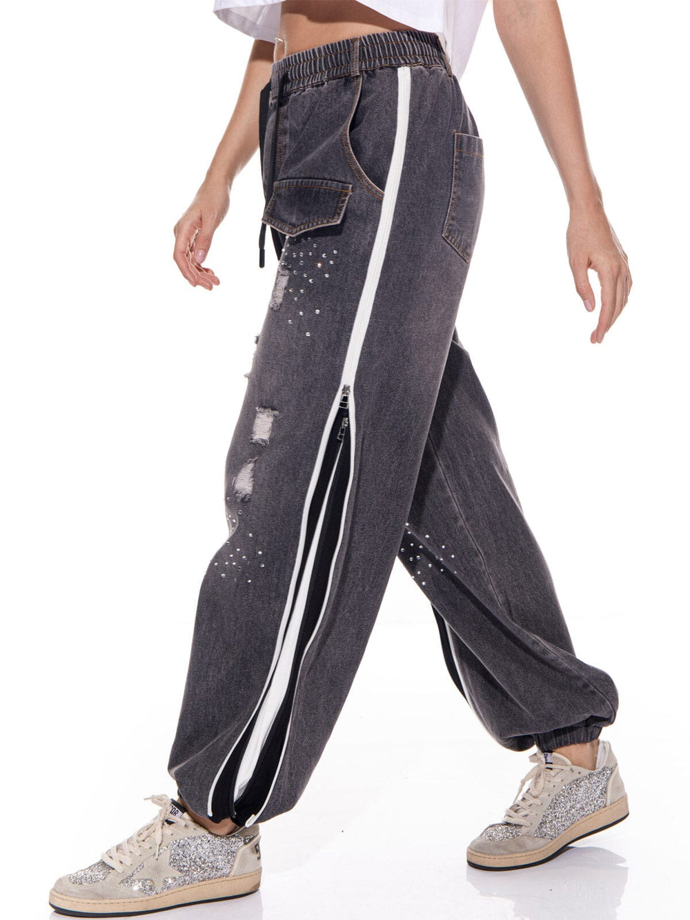 WOMEN'S ELASTIC WAIST STUDS FRONT POCKETS WASHED JOGGER DENIM PANTS
