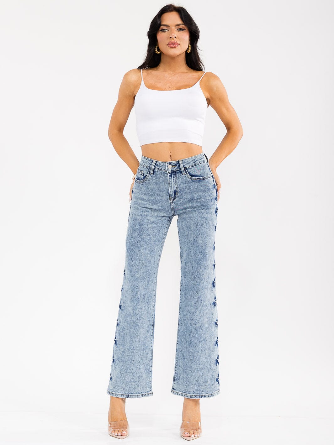 WOMEN'S BUTTON CLOSURE POCKETS WASHED DENIM STUDS DETAILED WIDE LEG PANTS