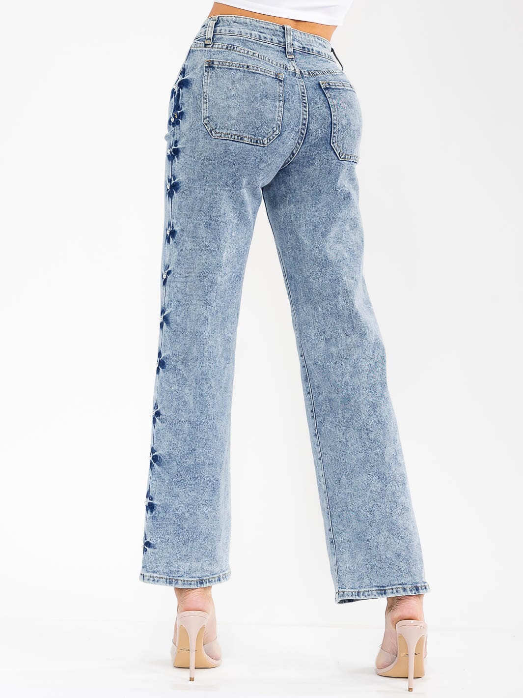 WOMEN'S BUTTON CLOSURE POCKETS WASHED DENIM STUDS DETAILED WIDE LEG PANTS