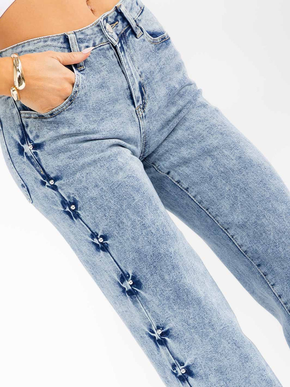 WOMEN'S BUTTON CLOSURE POCKETS WASHED DENIM STUDS DETAILED WIDE LEG PANTS